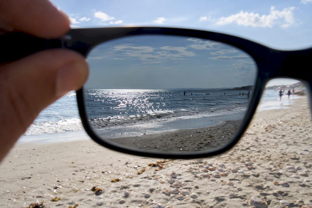 Polarized sunglasses lens reducing lake glare